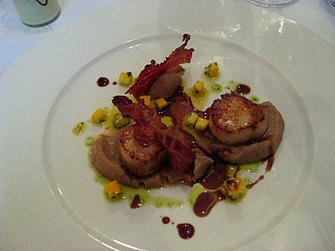 Scallops, Cawli Flower pure, bacon and courgette cubes