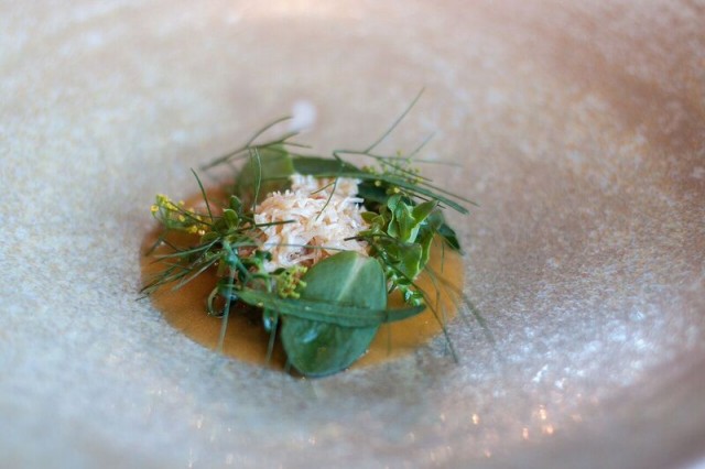 Maaemo crabe dish